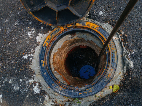 Process of unclogging sewer in flooded collector