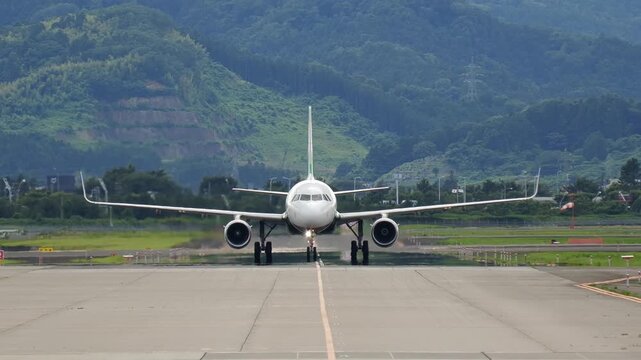 地上を走行する旅客機 仙台空港 A passenger aircraft taxiing on the ground at Sendai Airport.