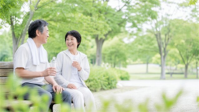 紅葉散歩の休憩で水分補給する日本人シニア夫婦