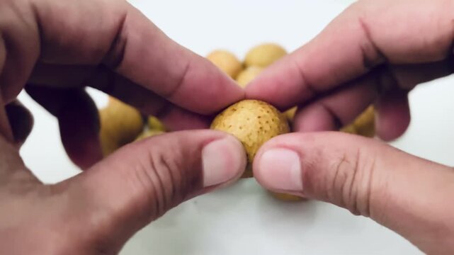 how to eat longan fruit or kelengkeng fruit