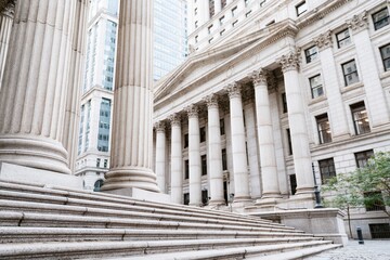 Obraz premium Majestic Neoclassical Courthouse Facade with Grand Steps and Classical Columns in Urban Setting