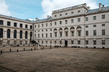 Obraz premium Old admiralty building courtyard with georgian architecture