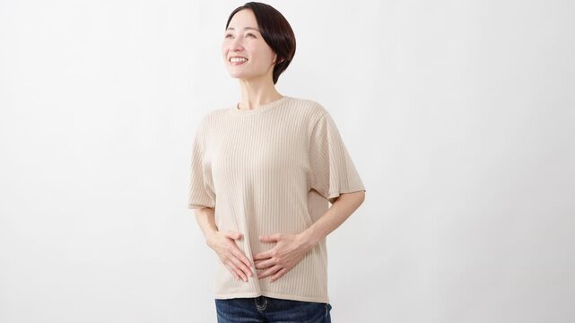 半袖ニット姿の女性　ライフスタイルイメージ