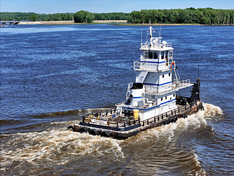 Sabula, Iowa May 14, 2026 Tugboat K.W. Duvall cruising North up the Mississippi river