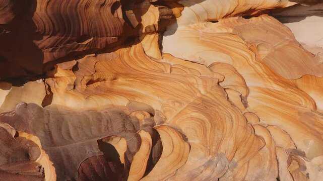 木目のように重なる美しい砂岩の地層と自然の抽象柄テクスチャ