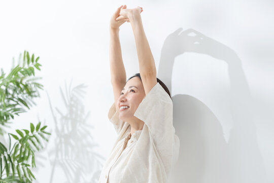 女性　深呼吸　ストレッチ