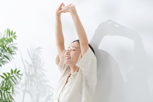 女性　深呼吸　ストレッチ