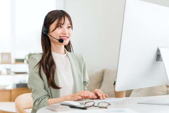 コールセンターで電話対応するオペレーターの女性