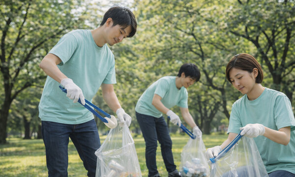 公園でごみ拾いを行う若者ボランティアチームの環境美化活動