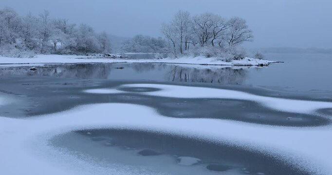 降雪の裏磐梯の檜原湖の湖畔