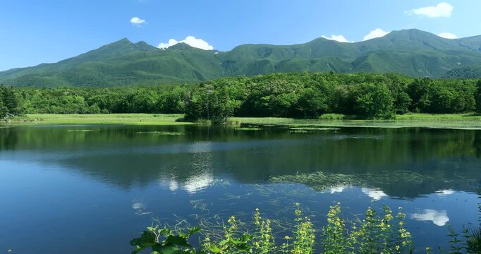 知床五湖の第二湖と知床連峰
