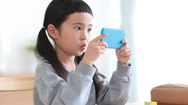 スマートフォンで学習する女の子
