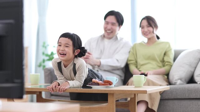 テレビを観る家族