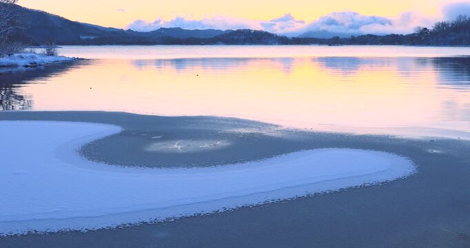 裏磐梯の朝焼けの檜原湖の湖畔