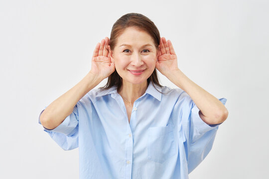 白背景で聞き耳を立てる女性