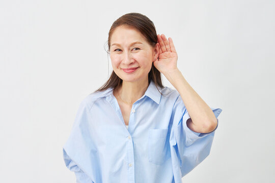 白背景で聞き耳を立てる女性