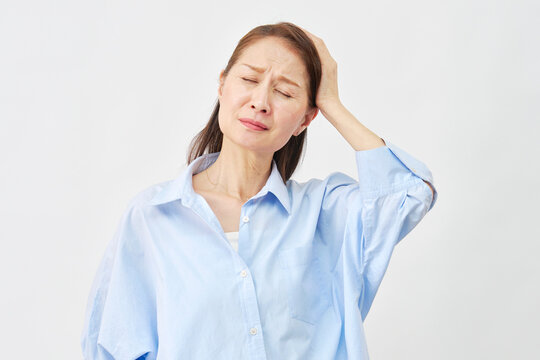 白背景で頭痛の女性
