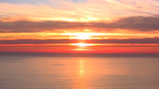 縞模様の水平線の赤い夕焼け雲と海