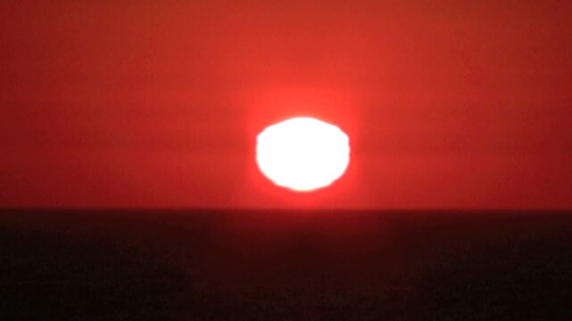 水平線に沈む夕日