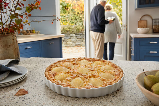 La preparaci&oacute;n de un postre con peras y almendras en una cocina familiar en oto&ntilde;o