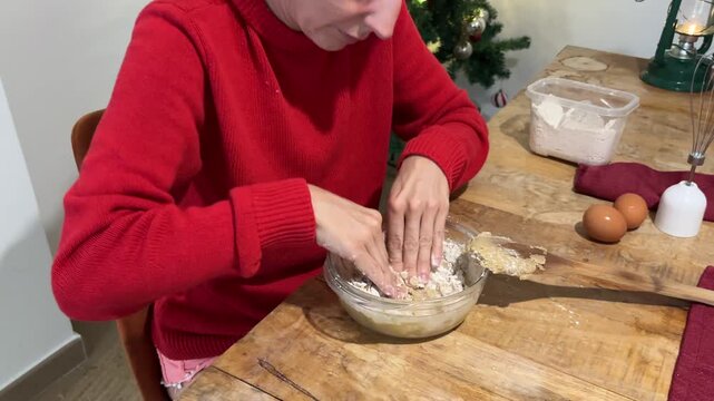 Zoom out de mujer amasando masa de galletas en Navidad