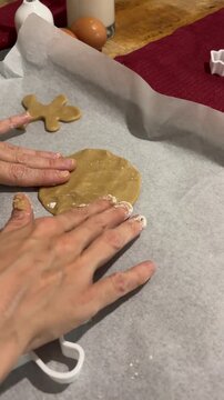 Manos extendiendo masa para galletas Navidad formato vertical