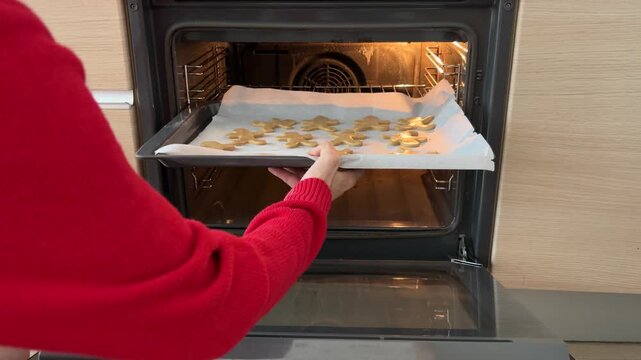 Metiendo galletas de jengibre al horno