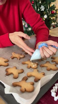 decorando galletas navide&ntilde;as con glaseado formato vertical