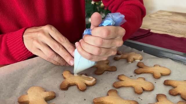 Decorando galletas navide&ntilde;as con manga pastelera