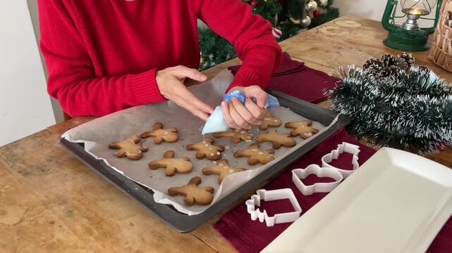 &Oacute;rbita alrededor de mujer decorando galletas navide&ntilde;as con glaseado