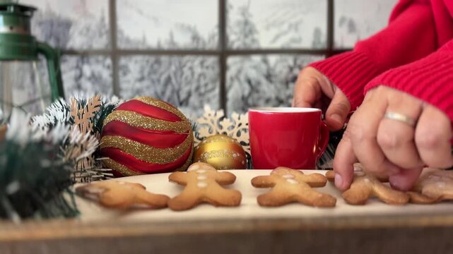 Manos de hombre cogiendo caf&eacute; y galletas de Navidad