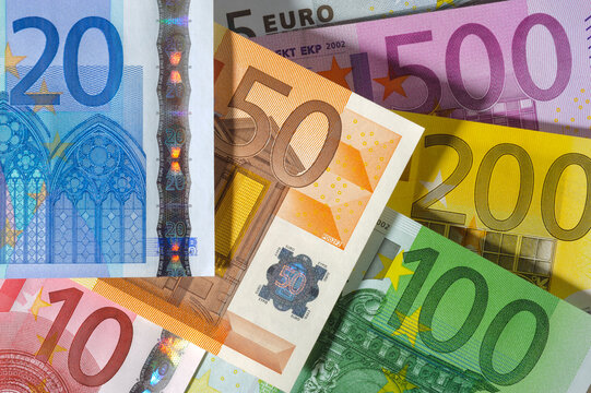 Viele Euro Geldscheine und Banknoten liegen zusammen