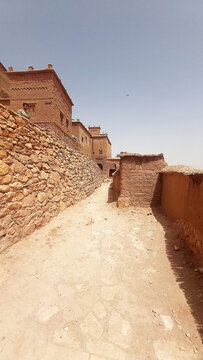Calle t&iacute;pica de tierra ocre en Erfoud, puerta del desierto del Sahara, Marruecos