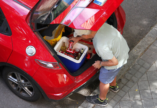 Bebida fr&iacute;a nevera y hielo en maletero coche con refresco fr&iacute;o en verano escapada con provisiones refrigerado