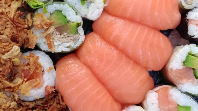Assortiment de sushis et sashimis