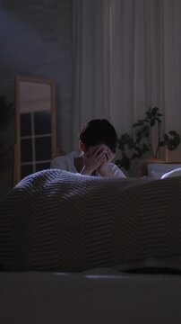 夜中に部屋で落ち込む女性