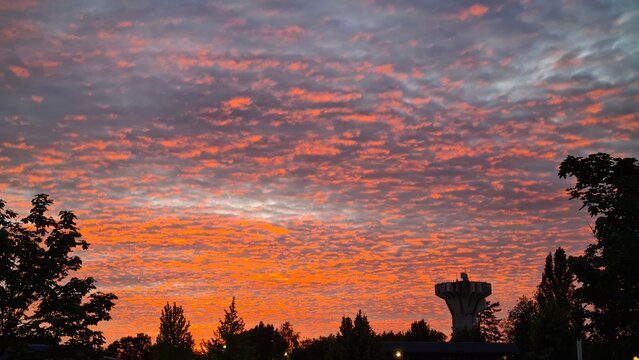 Magnifique ciel orang&eacute; quelque part au-dessus d'une ville dans le nord de la France un soir d'&eacute;t&eacute; (Gif-sur-Yvette, Vall&eacute;e de Chevreuse, &Icirc;le-de-France)