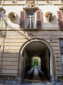 Historic building along via Pignolo in Bergamo, Italy. Entryway