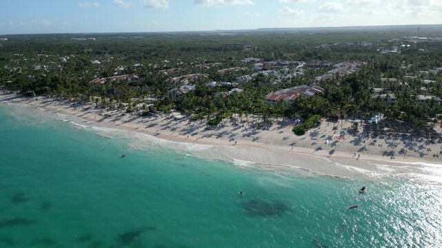 Vista a&eacute;rea de una playa tropical en Punta Cana, Rep&uacute;blica Dominicana, con agua turquesa en un d&iacute;a soleado de verano