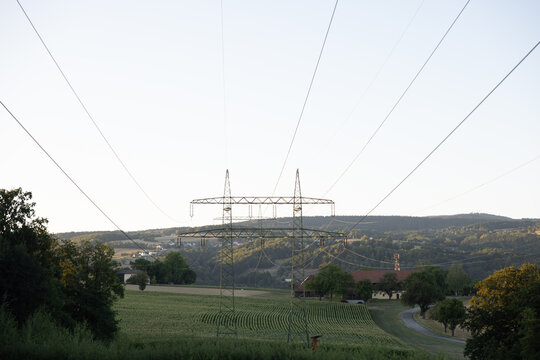 Strommasten, Hochstromleitung in der Landschaft