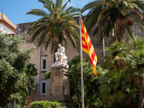 sitges monument doctor robert catalan flag palm tree