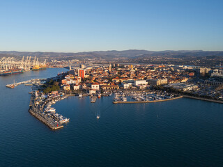 Obraz premium View of Koper, Slovenia, featuring the waterfront, marina, and cityscape under clear sky.