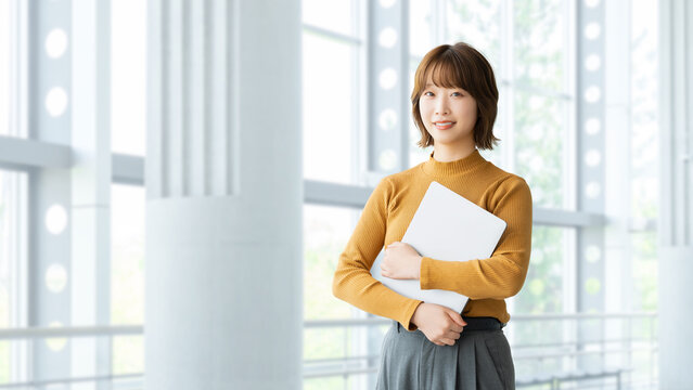 ノートパソコンを持つ女性・ビジネスウーマン, Businesswoman Holding a Laptop Computer