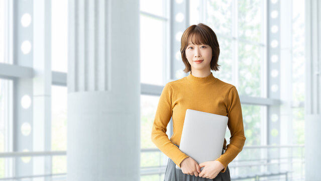 ノートパソコンを持つ女性・ビジネスウーマン, Businesswoman Holding a Laptop Computer