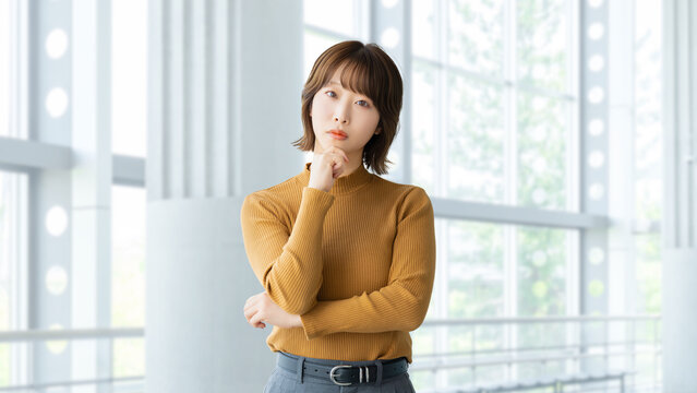 考えごとをする女性・ビジネスウーマン, Businesswoman Thinking