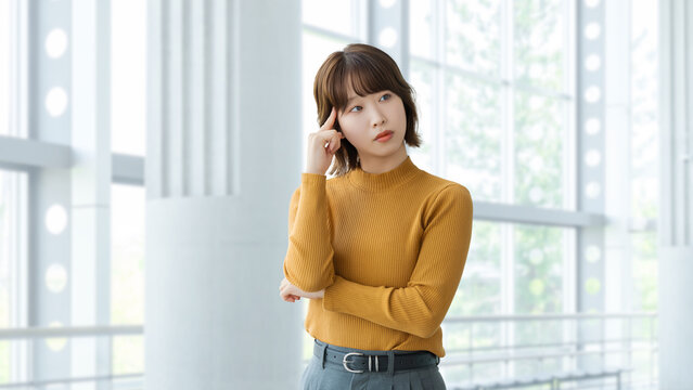 考えごとをする女性・ビジネスウーマン, Businesswoman Thinking