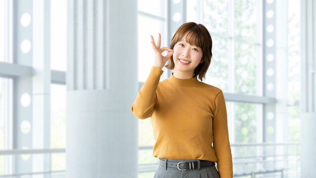 OKポーズをする女性・ビジネスウーマン, Businesswoman Making an OK Gesture