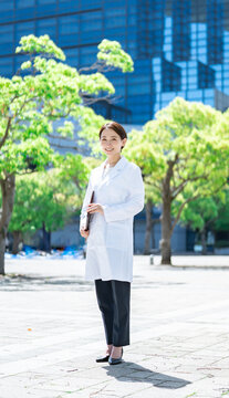 白衣・研究服を着た女性