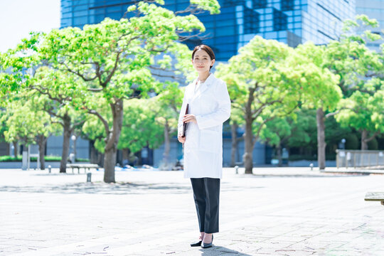 白衣・研究服を着た女性