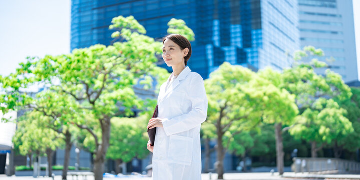 白衣・研究服を着た女性